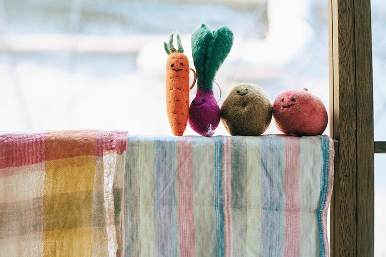 リネンはサイズも柄も豊富に揃う、W20,000～。野菜を象った人気のキーリング各W10,000。