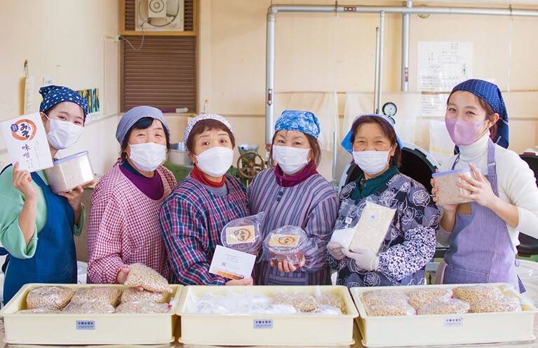 にし阿波体験プログラム。味噌づくり体験の様子。