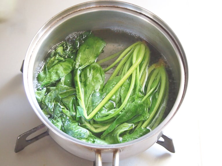 鍋に水を入れ、沸騰させる。よく洗ったほうれん草を入れ、サッと茹でる。茎を触り、柔らかくなっていたら流水でしっかり冷ます。