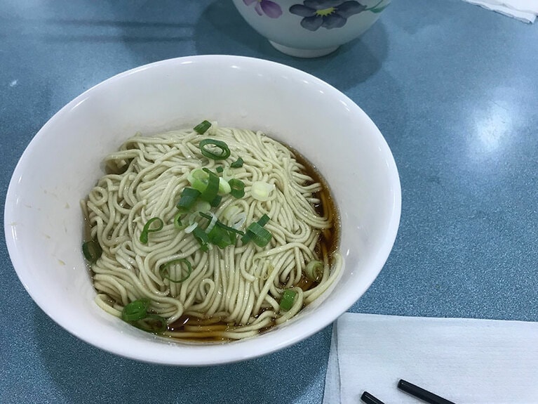 乾伴麺 35元。お店の方いわく、お好みで黒酢や唐辛子、ラー油をかけるのがおすすめだそう。