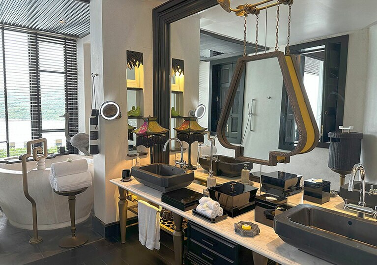 美しい内装のウエットエリアには、ダブルシンク、レインシャワー、大きなバスタブを完備。