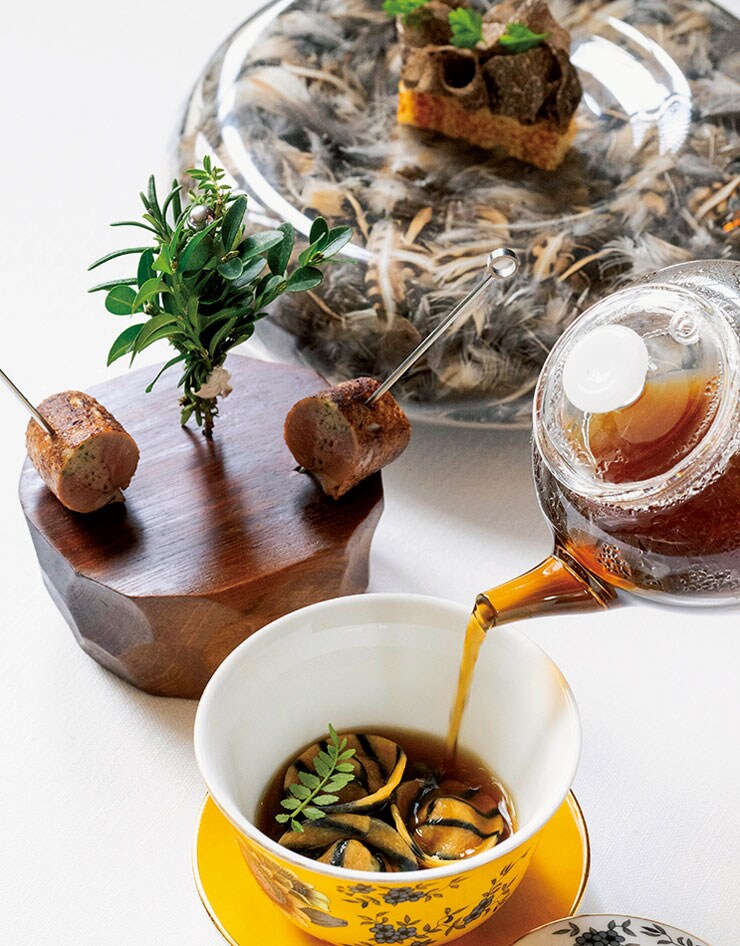 ウズラのメドレー。コンソメでいただくウズラ卵のコンフィとオニオンジャムを詰めたトルテリーニ、ウズラ胸肉の串刺し、ウズラと黒トリュフのブリオッシュ。