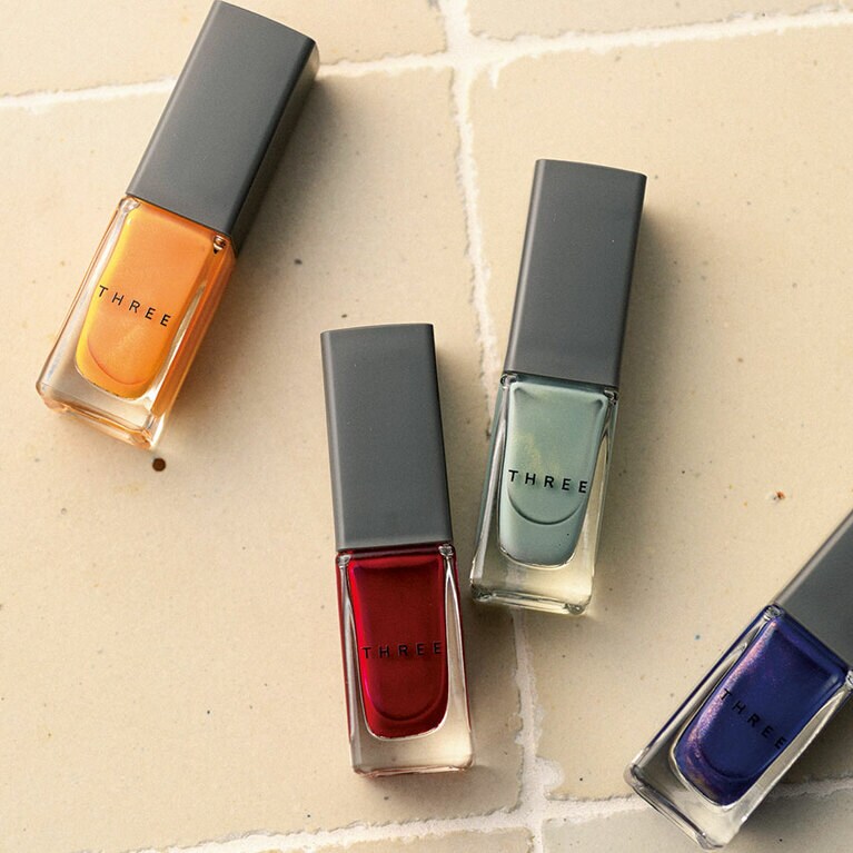 THREE「ネイルポリッシュ」左から：119、121、118、120 各1,800円／THREE