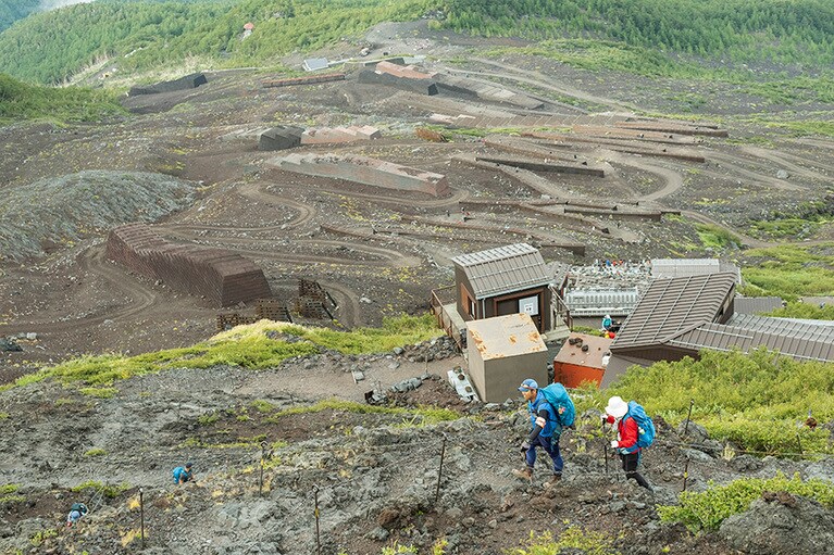 六合目を過ぎるとジグザグの道に。時々振り返って、眼下の景色を楽しむ。
