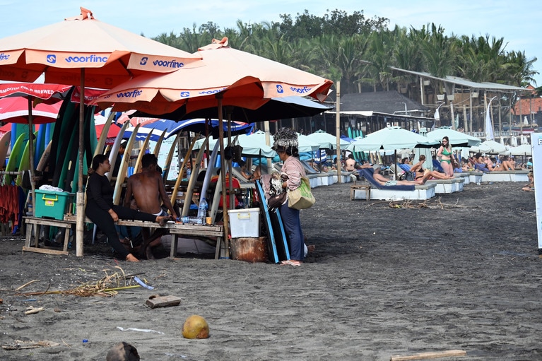 おしゃれなビーチでも、物売りさんを見かけると、どこか安心します!?