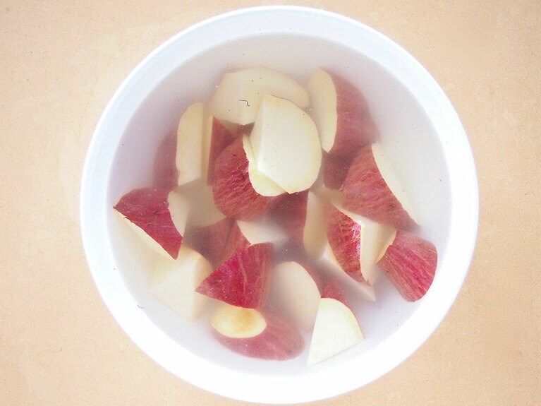 (1) サツマイモは一口大の乱切りにし、水にさらしてアク抜きをします。