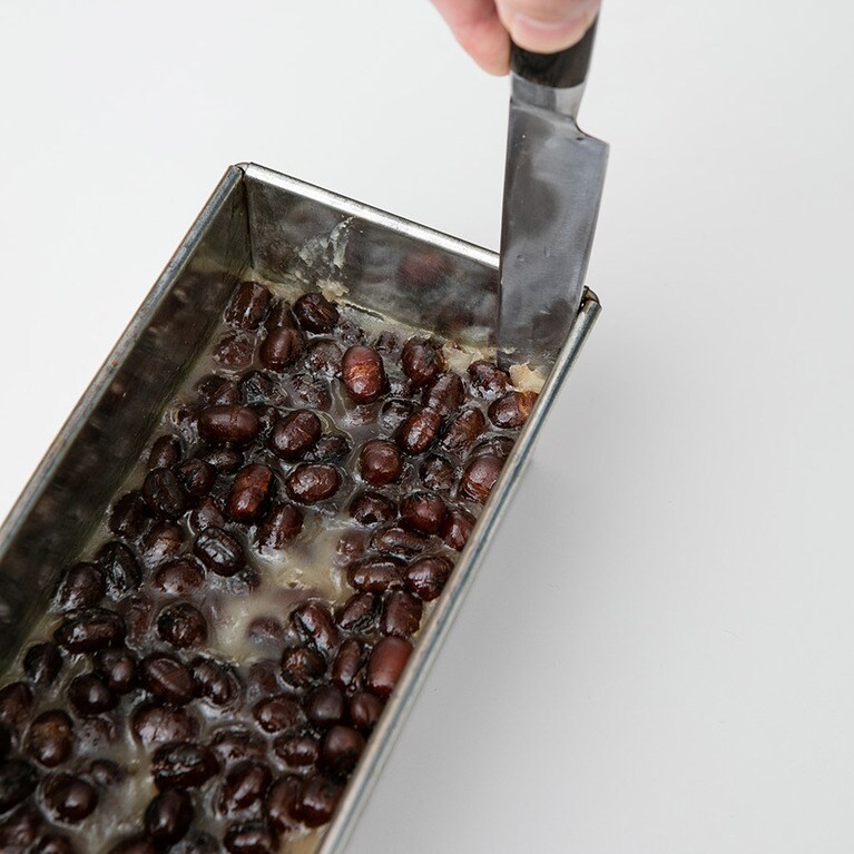 完全に冷めたら、ぬらしたペティナイフを型に沿わせて入れる。