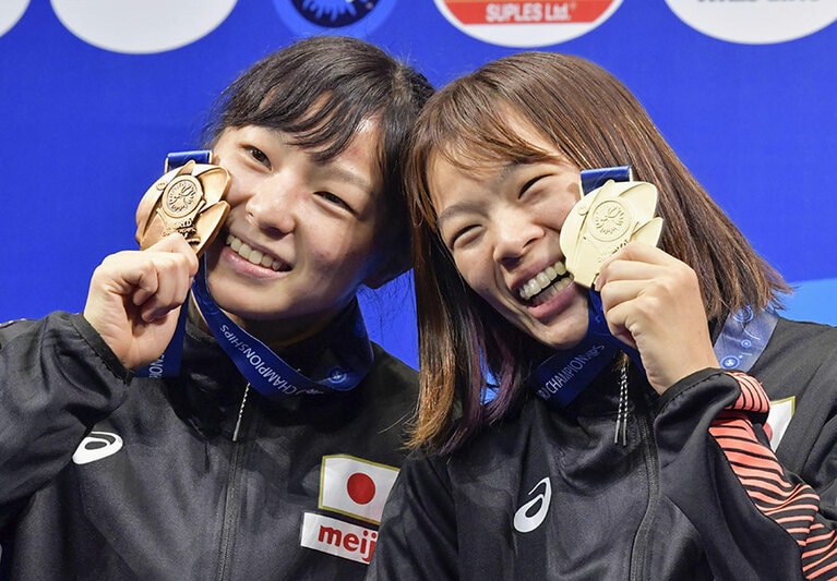 “姉妹で金”を狙う、女子レスリングの川井梨紗子選手(写真右)と川井友香子選手(左)。レスリング競技には兄弟姉妹アスリートが多く、男子レスリング日本代表には乙黒圭祐選手、乙黒拓斗選手の“乙黒兄弟”もいる。©共同通信