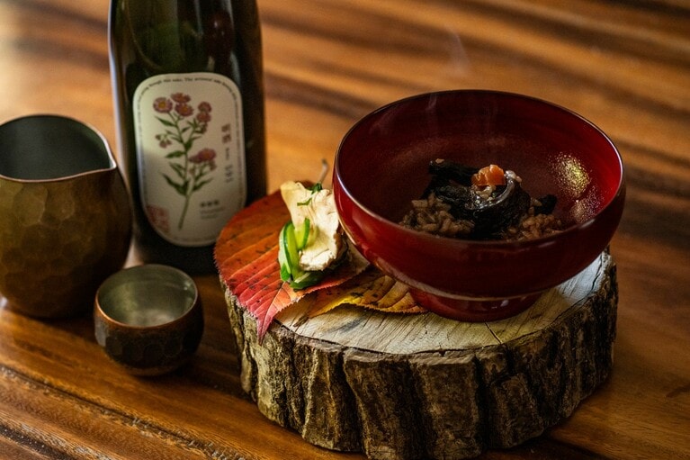 「松茸以上に風味が強く美味」と絶賛されるコウタケ。キュウリ、茗荷、新生姜、キノコの浅漬けを添えて。