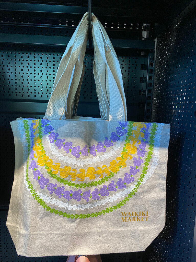 レイのデザインがかわいいオリジナルキャンバストート18.99ドル。