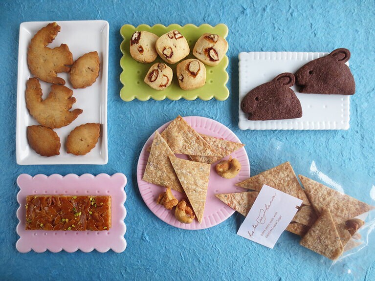 左上から時計回りで「くるみはちみつクッキー」1袋260円、「プラリーヌクッキー」1袋260円、「黒うさぎクッキー」1袋220円、「クラッカー」1袋450円、「フロランタン」1袋260円。