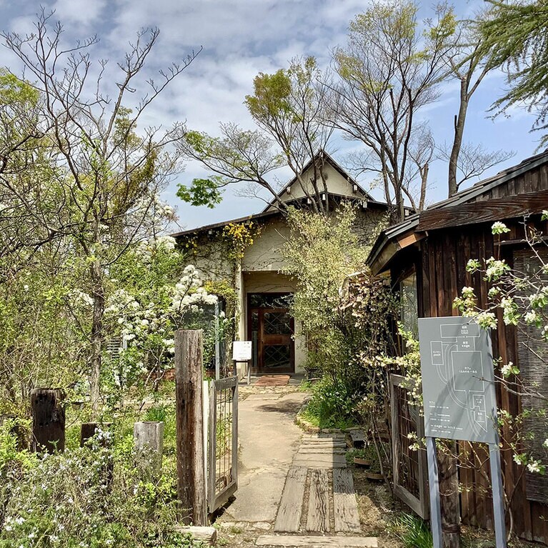 奈良にある石村さんのお店「くるみの木」。庭には四季の植物が豊富に植えられ、来るものの目を慰める。