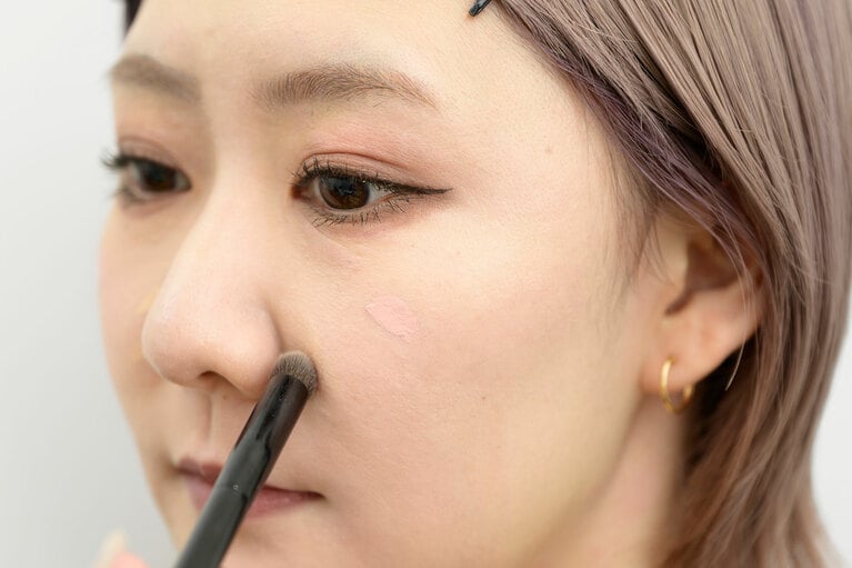 【STEP3】コンシーラーブラシを使用し、くるくるとなじませる。ブラシについている余った分でTゾーンもカバーすればOK。