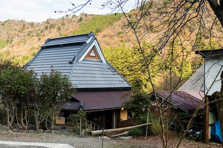 8名がゆったり泊まれる一棟貸し。風通しのよさ、自然の近さを感じて。