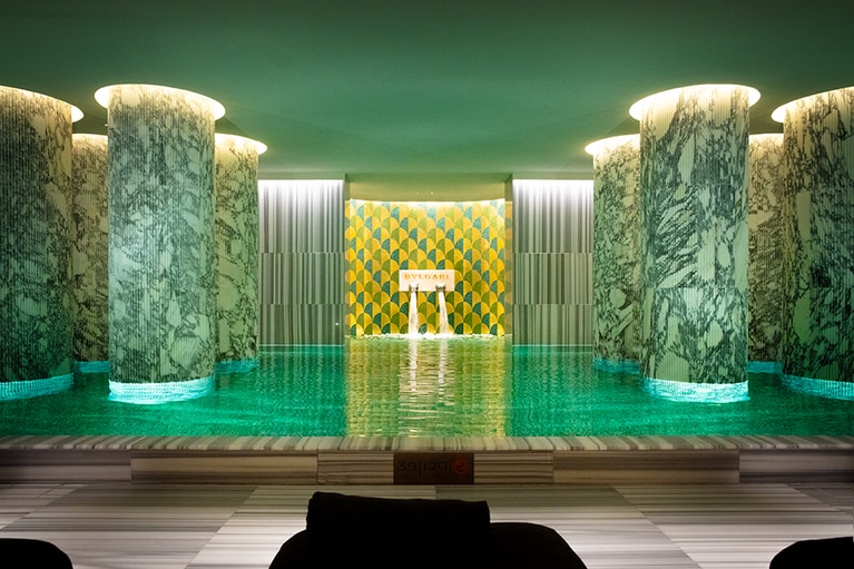 地下にはウェルネスの神殿のごとき1,500平米ものスパが。