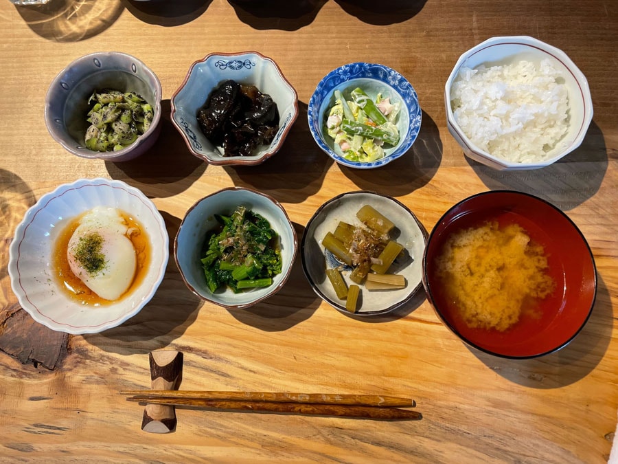 野沢菜のおひたし、根曲り茸の和物などお野菜たっぷりの朝食。