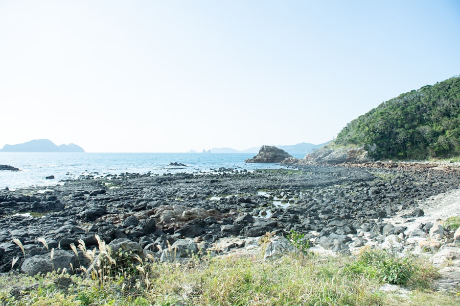 黒々とした岩肌が海岸線を描く鐙瀬熔岩海岸。島の海の眺めは表情豊かで飽きることがない。