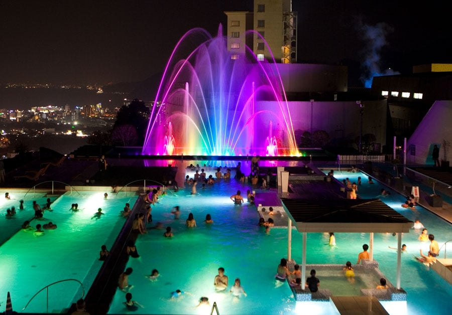 夜になると噴水ショーが圧巻の露天型温泉施設「ザ アクアガーデン」。
