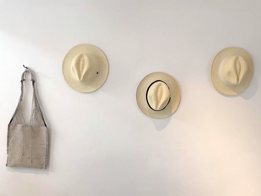 オリジナル商品以外にも、台南の織物ブランド「白絮織作」とコラボした麻のバッグや、エクアドルの天然草を用いた帽子などもあります。
