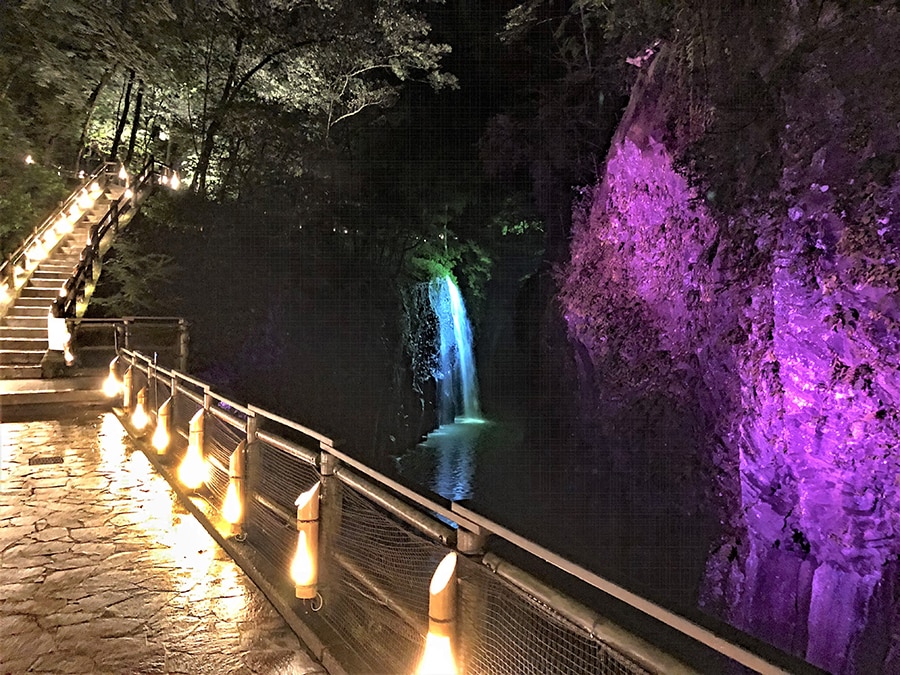 【宮崎県】高千穂峡のライトアップ。写真は真名井の滝。