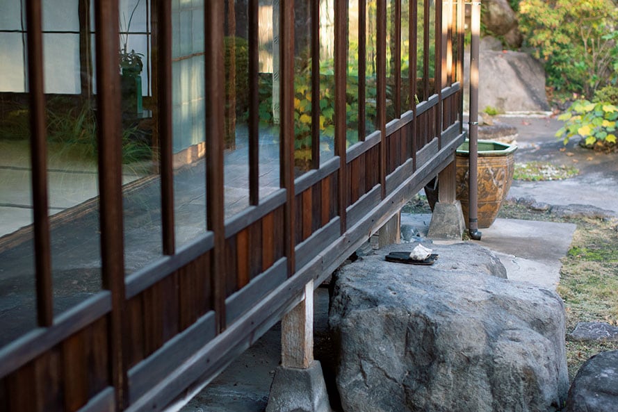 【くつろぎの温泉宿 山田別荘】縁側がある古きよき日本家屋。Photo: Hiroshi Mizusaki