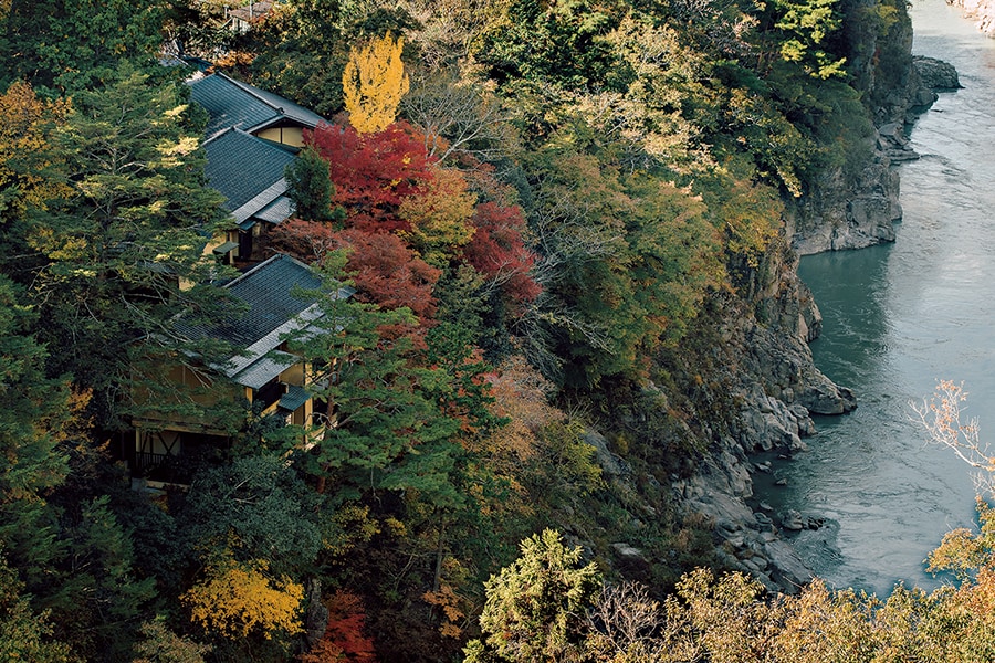【渓谷に佇む隠れ宿 峡泉】圧倒的な渓谷の岩に寄りすがるように建てられた建物だからこそ、大自然を間近に堪能できる。Photo: Yukihiro Shinohara