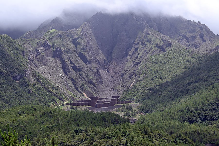 砂防ダムなど、噴火による被害防止に向けた対策も取られています。
