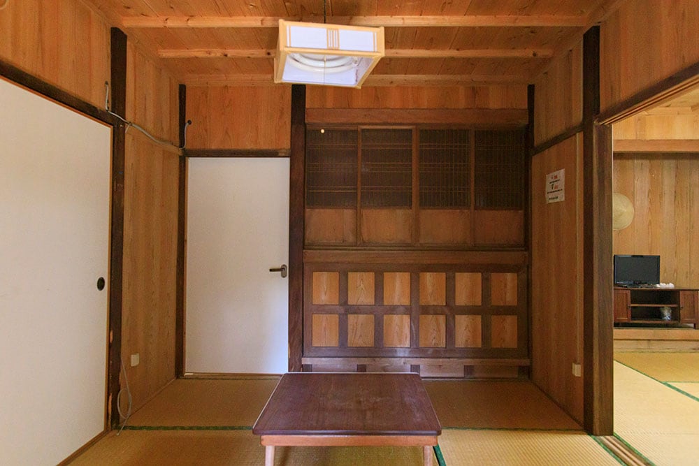 仏壇が置かれる「二番座」と呼ばれる部屋。玄関がないのが沖縄家屋の伝統スタイル。