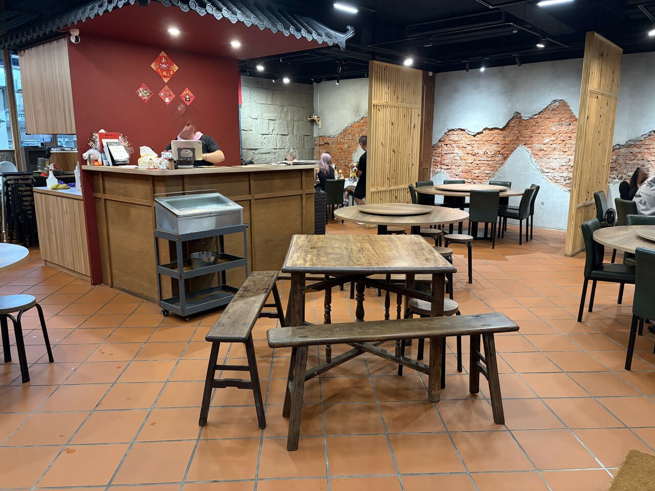 人気店なので事前予約がおすすめ。持ち込み料を支払えば、お酒の持ち込みも可能です。店内には強炭酸の炭酸水も用意されているので、ウイスキーを持ち込んでハイボールを楽しむこともできます。