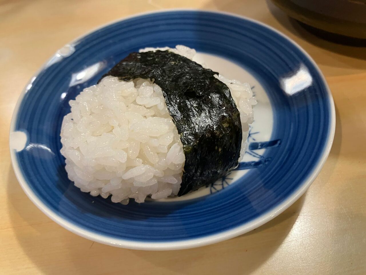 「うめおにぎり」もしっとり握られていて食べやすい