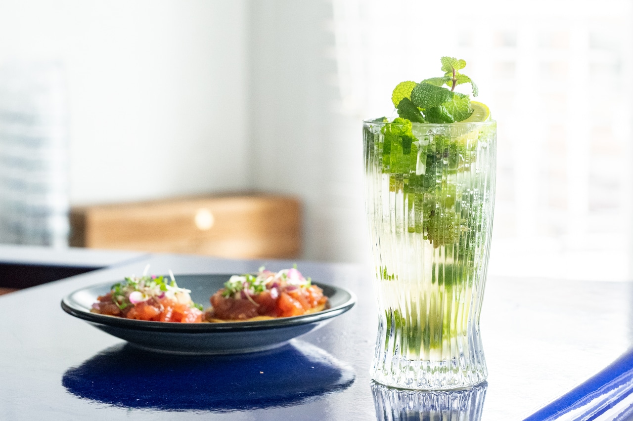 カカオビネガーを加えた「ピアストル・モヒート」（1,155円）とともに。