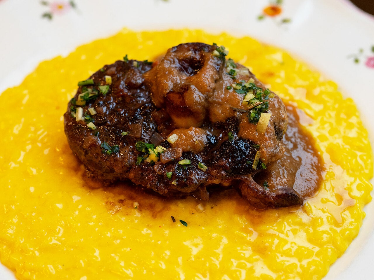 大きなオッソブーコがのったミラノ風リゾット。爽やかな柑橘が香る。28ユーロ。