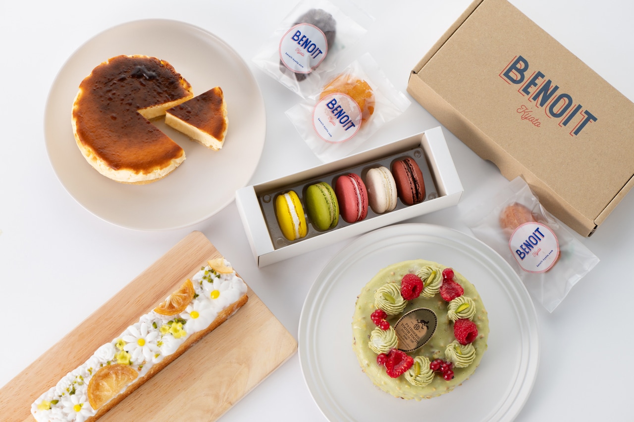 おうちカフェにおすすめのデコレーションが華やかなケーキや、素材本来の味を生かしたスイーツ。