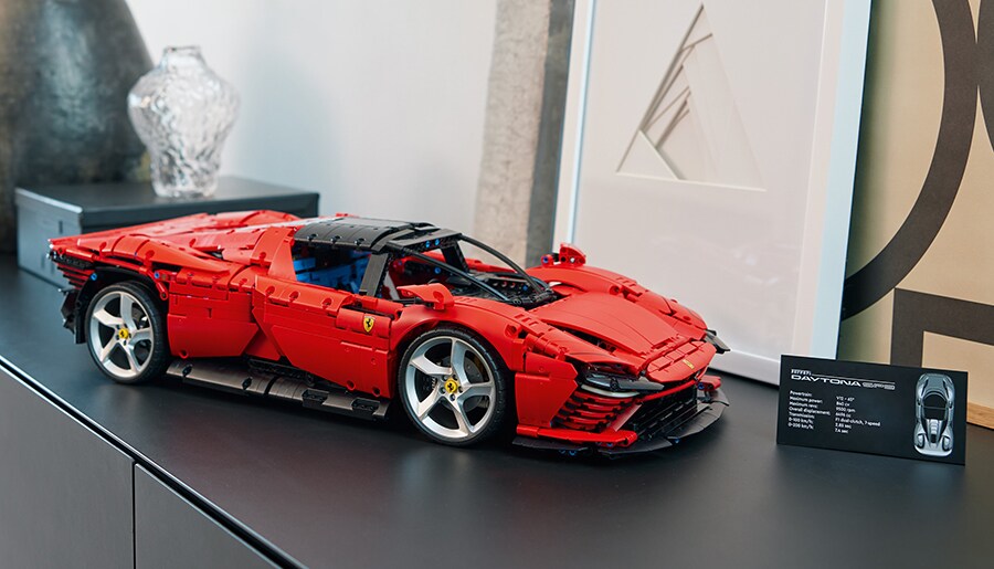 レゴ🄬 テクニック フェラーリ Daytona SP3 高さ：約14㎝、長さ：約59㎝、幅25㎝　47,980円。©2022 The LEGO Group.