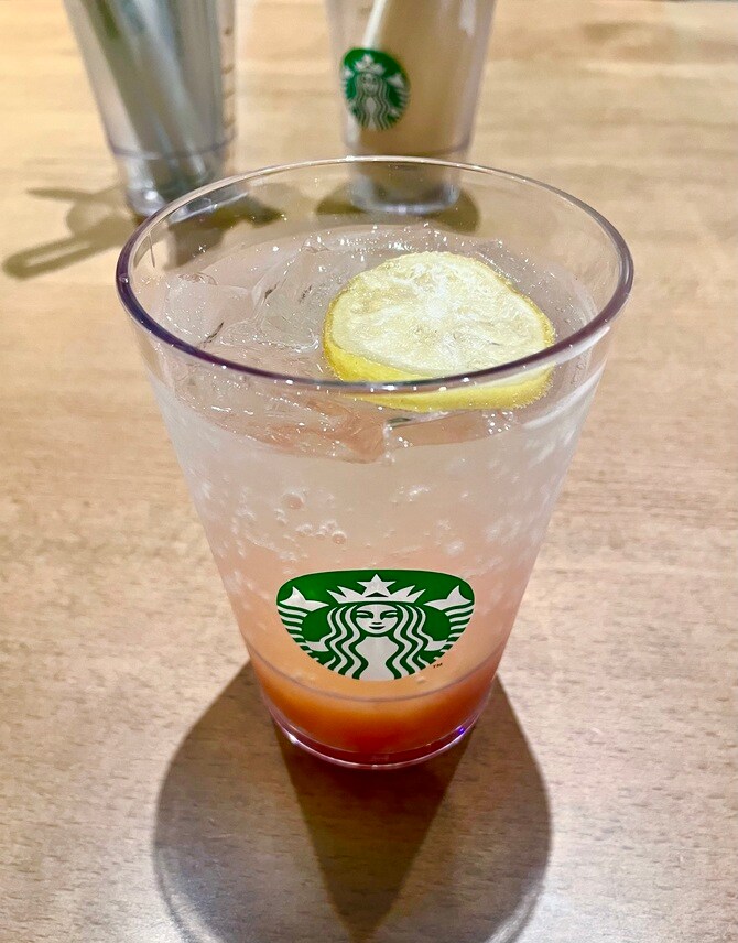 そのまま食べられるジューシーなセミドライレモンスライスのトッピングがアクセント。