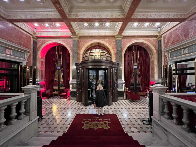 回転扉を抜けると、ロビーでは赤いじゅうたんが出迎えてくれる。