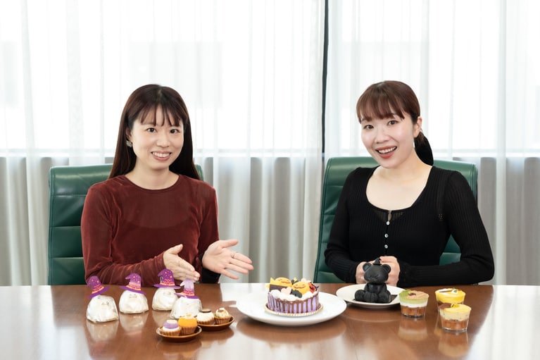 お茶を愛する茂木雅世さんと、スイーツに詳しい水村真奈さん。