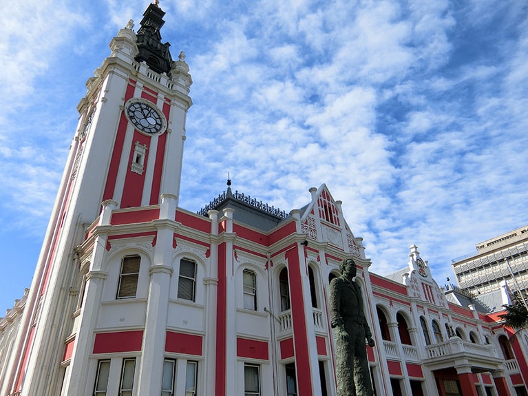 クラシカルな街並みに馴染む、イーストロンドン市庁舎。