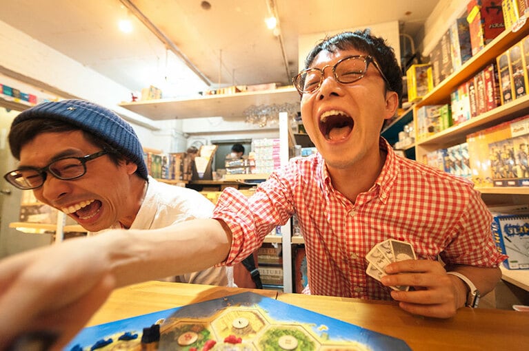 事務所の後輩の愛下哲平さんとボードゲームを楽しむ佐藤さん。先ほど涙ぐんでいたとはとても思えない、楽しそうな表情をされていました。