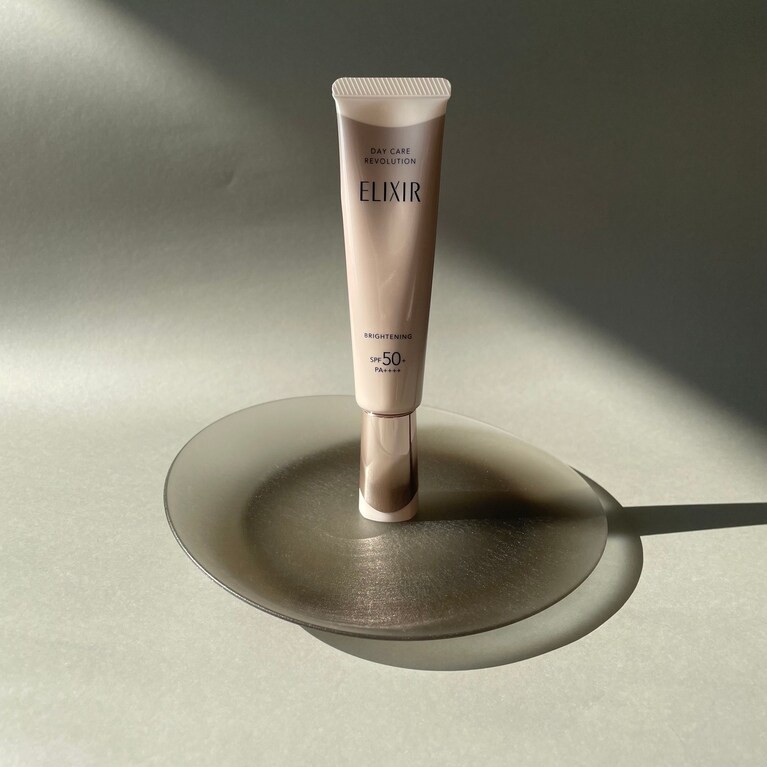 エリクシール デーケアレボリューション ブライトニング + ba［医薬部外品］SPF50+・PA++++ 35mL 3,740円（編集部調べ）／エリクシール