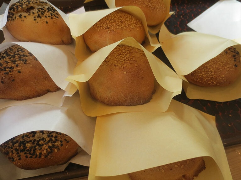 店内入ってすぐに並べられた胡椒餅。