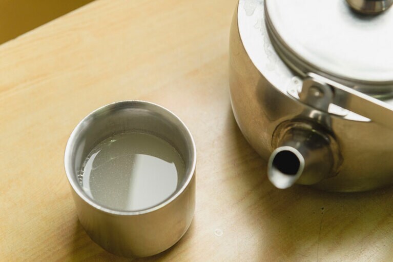 冷麺が来る前にサービスで出てくる温かい牛のスープ。