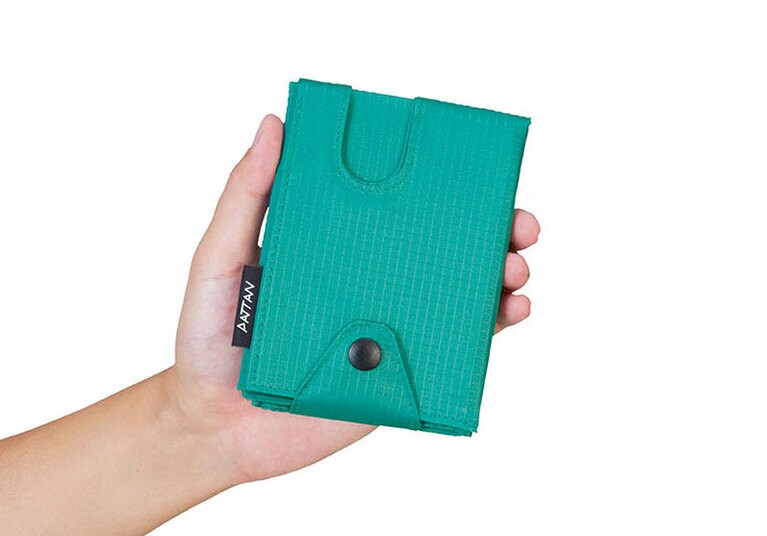 Mサイズでも手のひらに収まるサイズ感なので、場所を取りません。