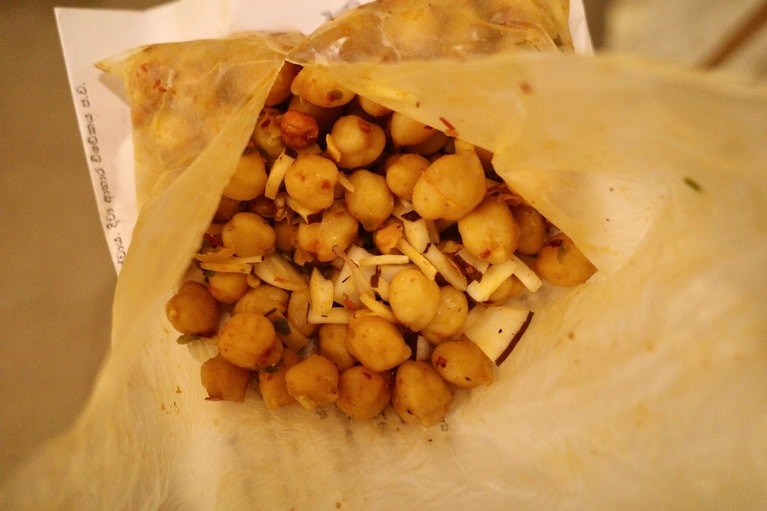 激辛だけどおいしいカダラ・テルダーラ。こちらも酒のつまみに最適。