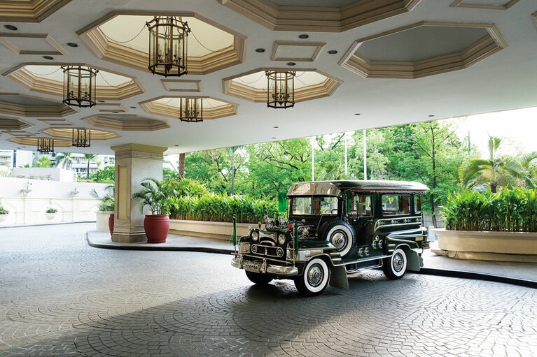 ペニンシュラグリーンのクラシックなゲスト専用ジープニー。マカティ内の送迎に利用可能で、スイート宿泊者は無料。