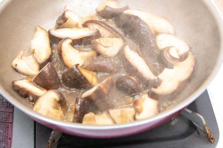 出来立ての「椎茸・ア・ラ・ボルドレーズ」。さて、そのお味は……。