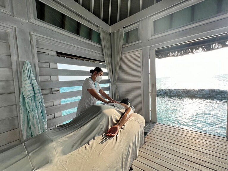 トリートメントルームは全室が海に面していて、ドアを開けると開放的で気持ちいい。