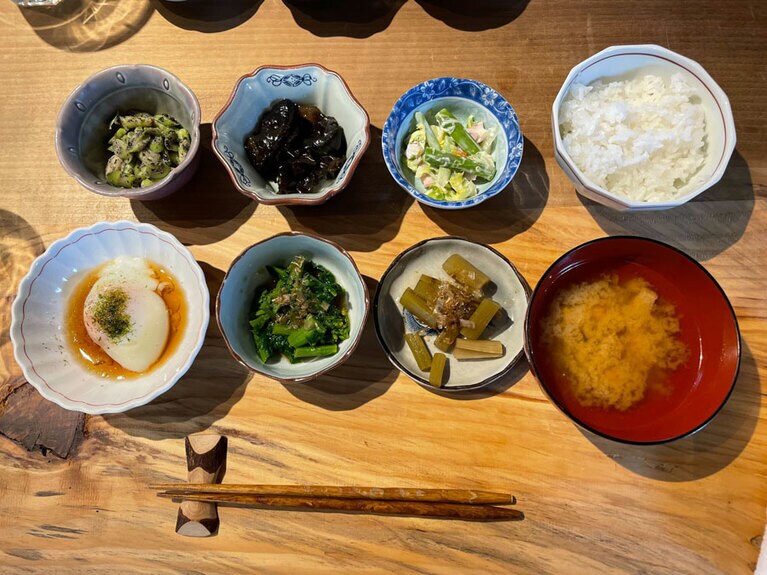野沢菜のおひたし、根曲り茸の和物などお野菜たっぷりの朝食。