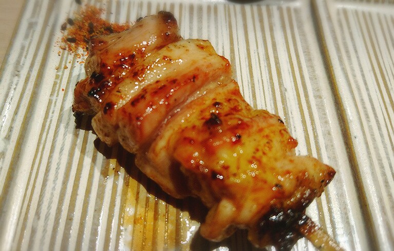 卓上に七味や山椒を用意。お好みに合わせてどうぞ。