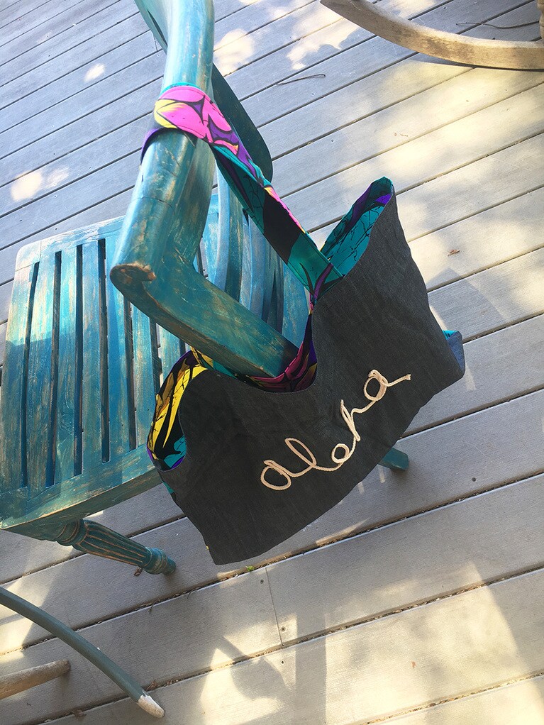 ライトデニム×トロピカルフラワーのアロハトート、45ドル。